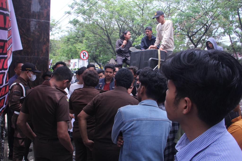 Puluhan Masa Laporkan Dugaan KKN di Biro Pengadaan Barang Jasa Pemprovsu ke Kejati Sumut., Deempatbelas.com
