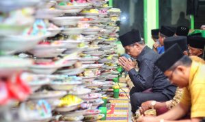 Cara Mudah dan Sederhana Memakai Batik Tanpa Dijahit