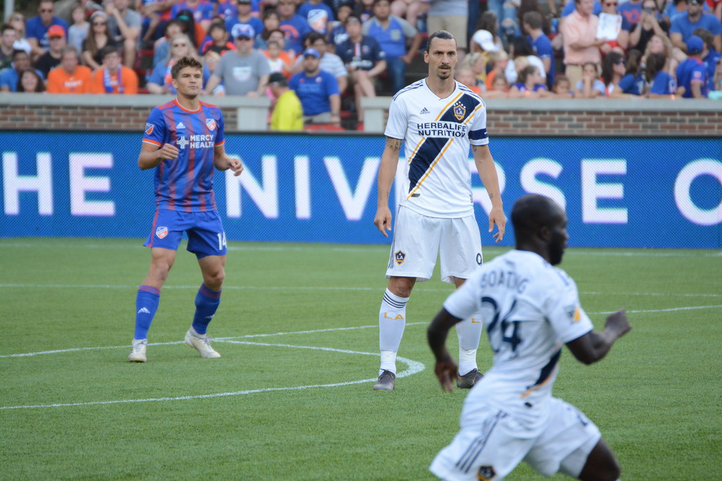 Zlatan Ibrahimovic: Jika Perlu, Sekalian Saya Masukkan Bersama Kipernya, Deempatbelas.com