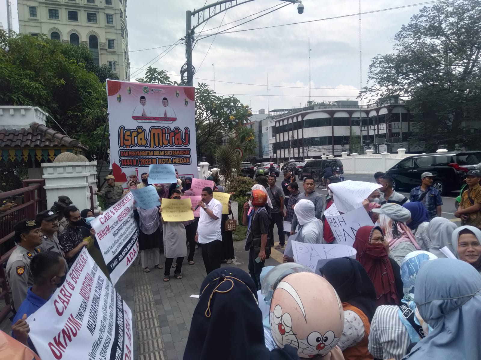 IMG-20230313-WA0027 Terkait Pemilihan Kepling, Ratusan Warga Medan Timur Gelar Aksi Unjuk Rasa ke Kantor Walikota,, Deempatbelas.com