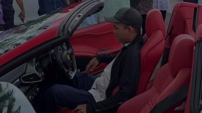 BANYAK Pejabat Diperiksa KPK Karena Pamer Harta, UAS Justru Santai Kendarai Ferrari ke Masjid, Deempatbelas.com