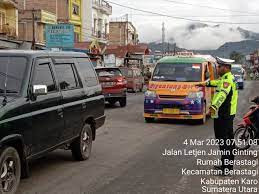 Jam Padat Pagi Hari di Pasar Roga Berastagi, Satlantas Polres Tanah Karo Laksanakan Pengaturan, Deempatbelas.com