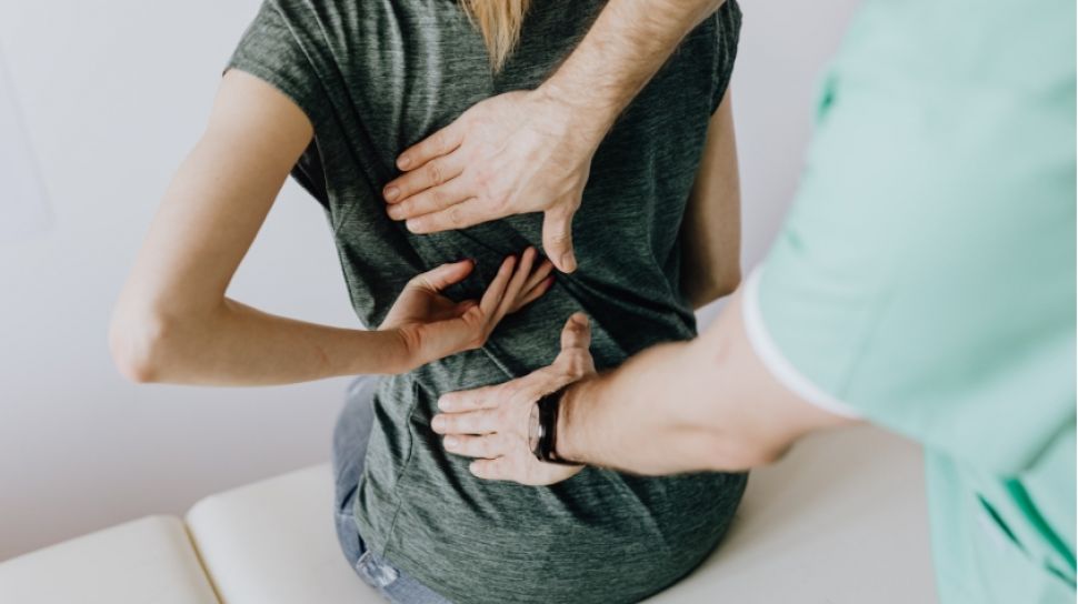 Kondisi Ini Bikin Perempuan Lebih Rentan Terkena Saraf Kejepit, Bisa Sembuh Gak Ya?, Deempatbelas.com