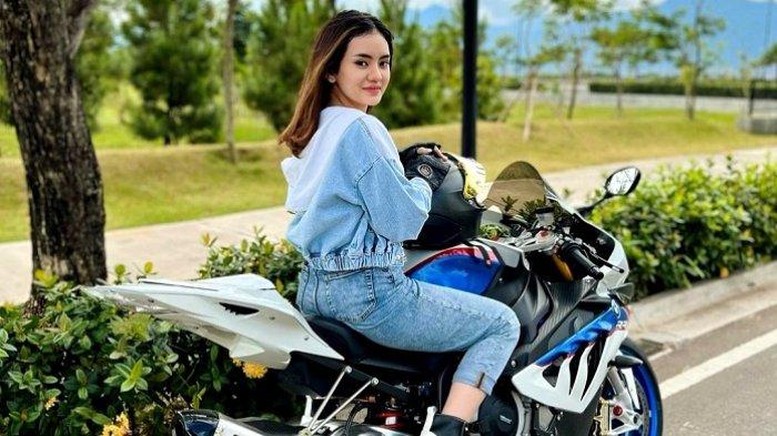 meski-sudah-berhijab-janis-aneira-tetap-tekuni-hobi-naik-motor-sport Meski Sudah Berhijab, Janis Aneira Tetap Tekuni Hobi Naik Motor Sport, Deempatbelas.com