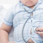 OBESITAS PADA ANAK PUNYA RISIKO KESEHATAN YANG SERIUS, LANGKAH INI PERLU DIBIASAKAN SEJAK DINI LHO, MOTHERS!