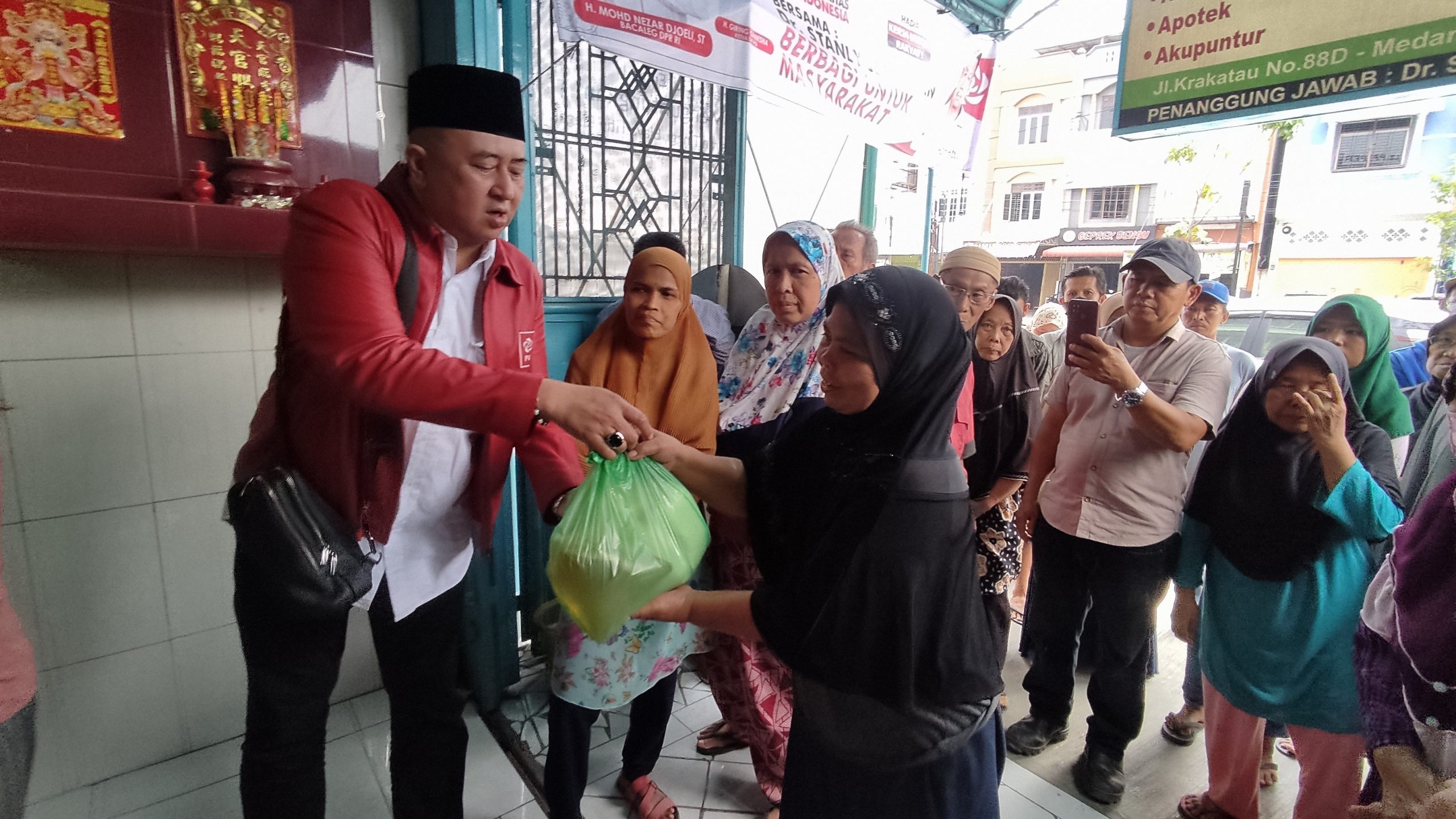 DPW PSI Sumut Salurkan Ratusan Paket Sembako Kepada Masyarakat di Medan , Deempatbelas.com