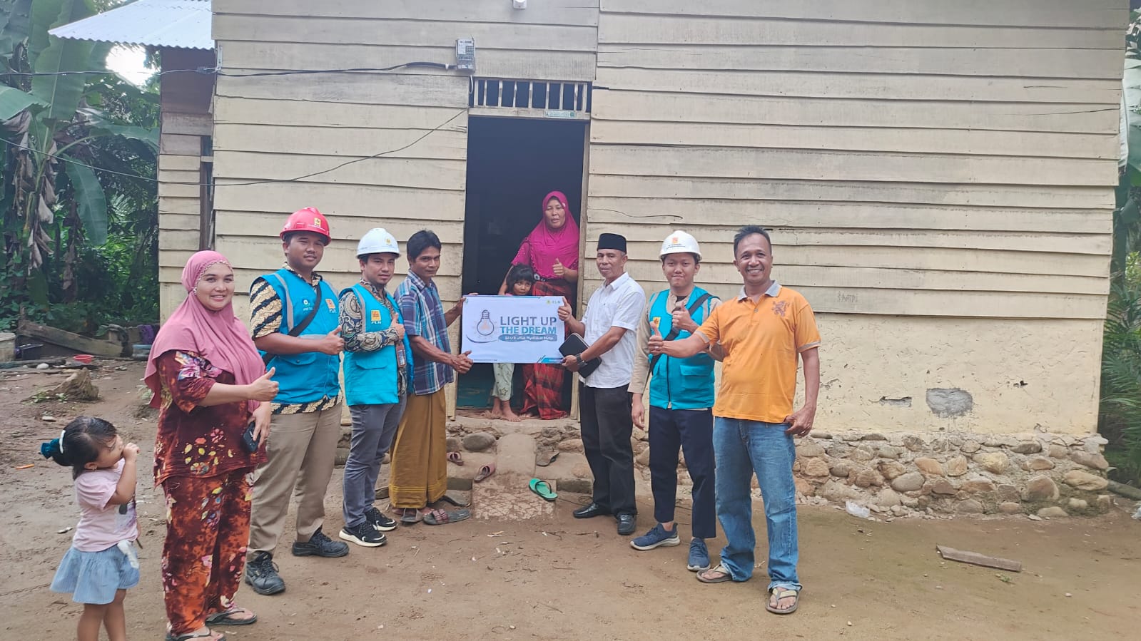 PLN Nyalakan Sambungan Listrik 24 Rumah di Sumut Lewat Program Light Up The Dream, Deempatbelas.com
