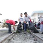 SEMARAK HUT RI KE 78, PULUHAN VOLUNTEER PLN GELAR AKSI BERSIH LINGKUNGAN