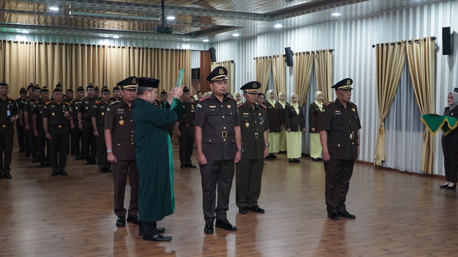 Kajati Sumut Lantik 3 Kajari, Idianto : Ciptakan Suasana Kerja Yang Menyenangkan, Jaga Kekompakan dan Tetap Profesional Dalam Menjalankan Tugas, Deempatbelas.com