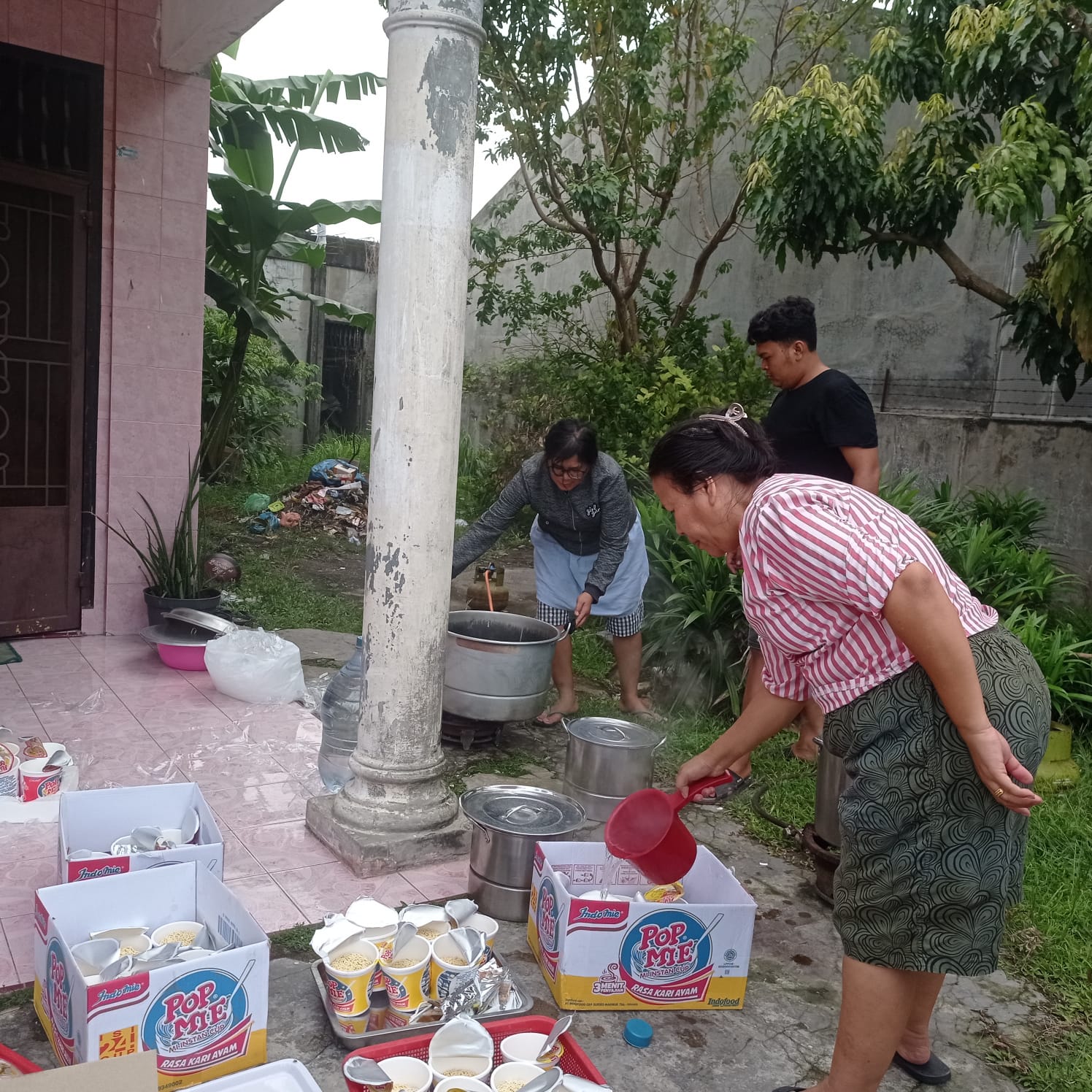 Ketua DPW PSI SUMUT Dan Bacaleg PSI Dapil 1 Kota Medan Bantu Korban Banjir Di Helvetia, Deempatbelas.com