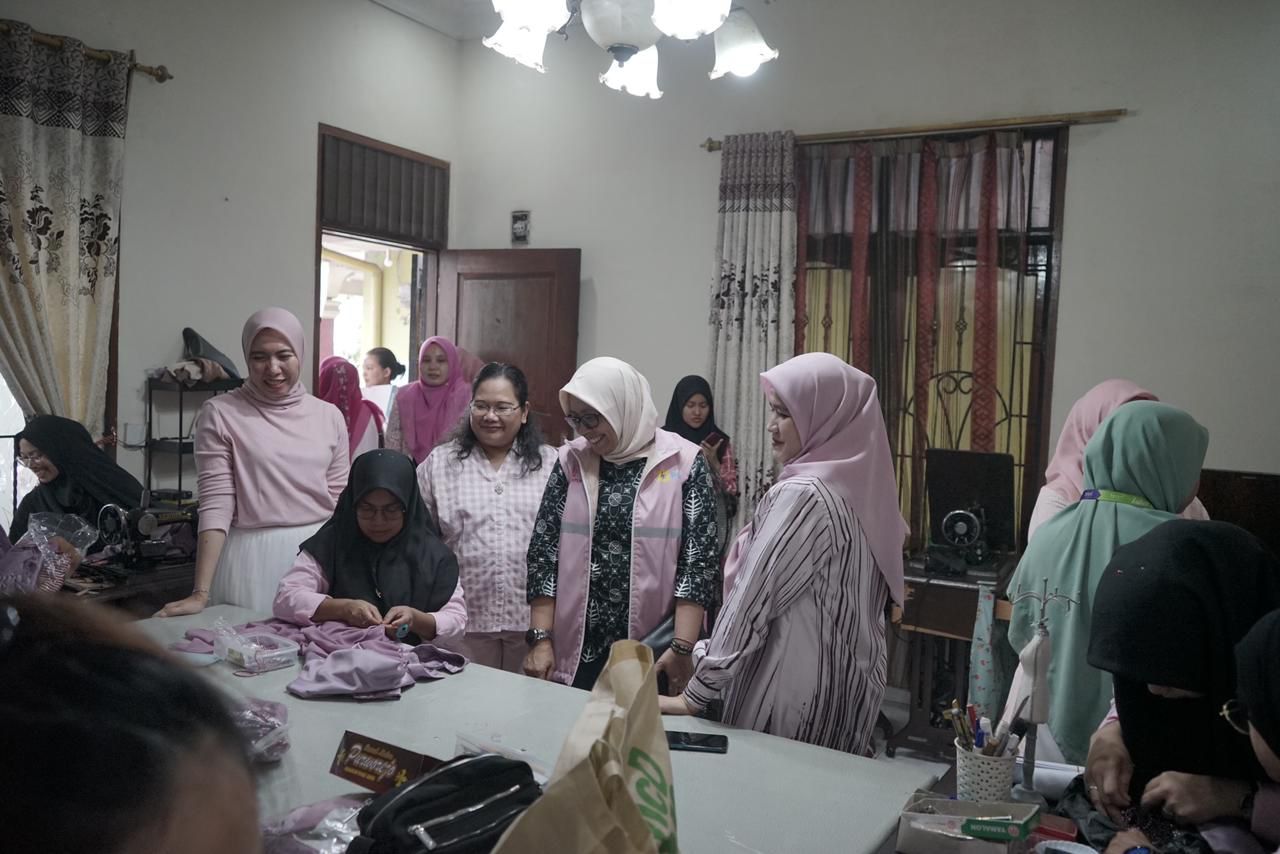Srikandi PLN UID Sumatera Utara Kunjungi Peserta Pelatihan Kursus Menjahit, Deempatbelas.com
