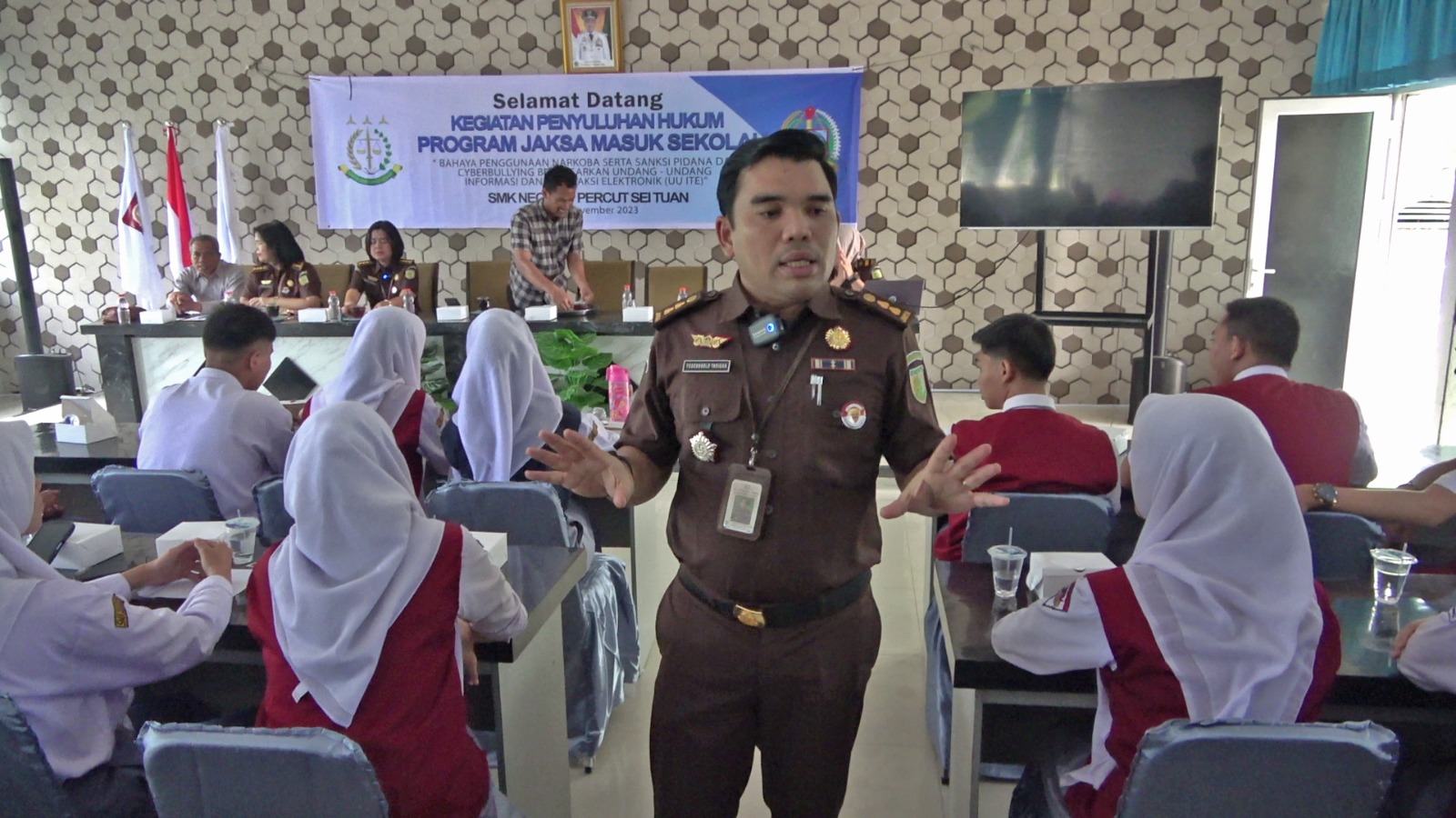 IMG-20231129-WA0004 Antisipasi Remaja Terkait ITE Pada Pemilu 2024, Penkum Kejati Sumut Sambangi SMKN 1 Percut Seituan, Deempatbelas.com