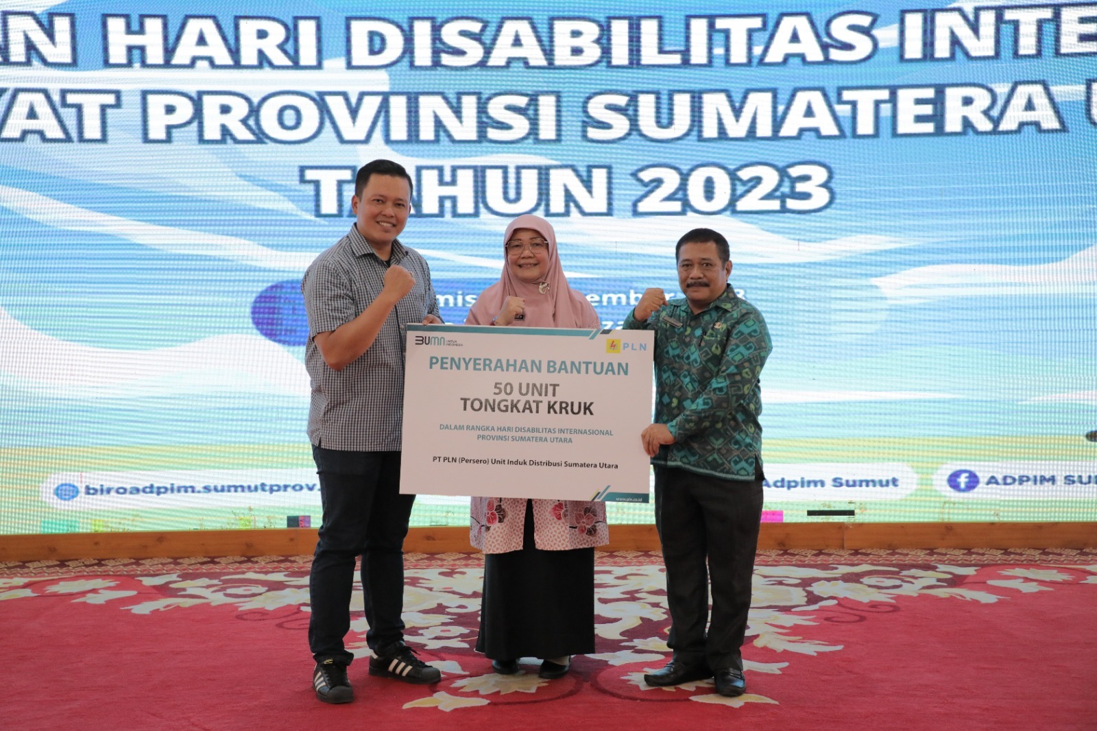 Dukung Kemandirian Penyandang Disabilitas, PLN UID Sumut Serahkan Bantuan 50 Unit Tongkat Kruk, Deempatbelas.com