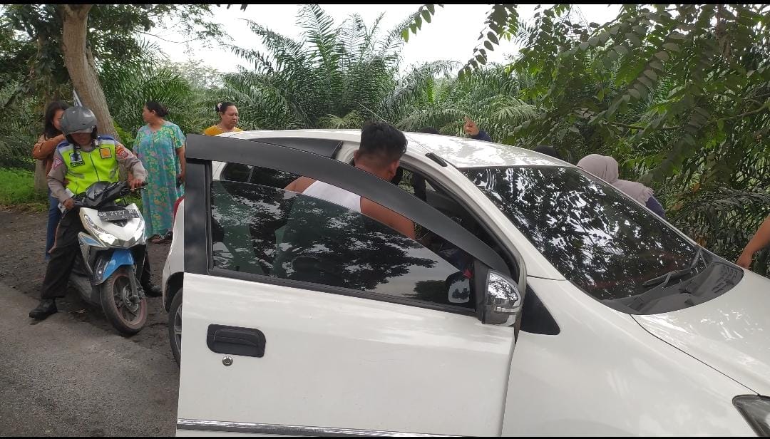 Petugas Sat Lantas Polres Batubara Bantu Ibu Melahirkan di Tengah Kepadatan Arus Balik Nataru., Deempatbelas.com