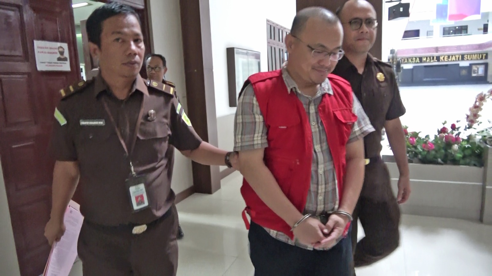 Kejati Sumut Tahan Kepala UPT BMBK Provsu Gunungsitoli, dugaan Korupsi Pemeliharan Rutin Jalan Jembatan Tahun 2022 Rp6,4 M., Deempatbelas.com