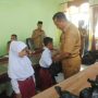 BENTUK KEPEDULIAN, KEPSEK DAN KORWIL KECAMATAN PASIR PENYU BAGIKAN 845 PAKET SEMBAKO 