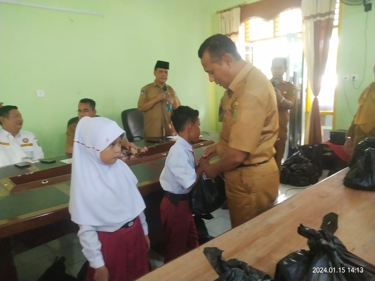 IMG-20240117-WA0068 Bentuk Kepedulian, Kepsek dan Korwil Kecamatan Pasir Penyu Bagikan 845 Paket Sembako , Deempatbelas.com