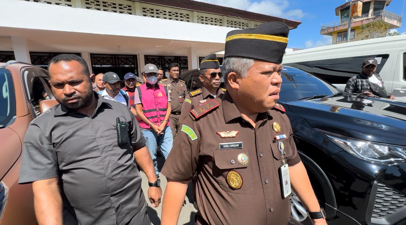 IMG-20240227-WA0004 Tim Tabur Kejaksaan Berhasil Mengamankan DPO Kasus Korupsi Berinisial JB Mantan Anggota DPRD Sulawesi Barat, Deempatbelas.com