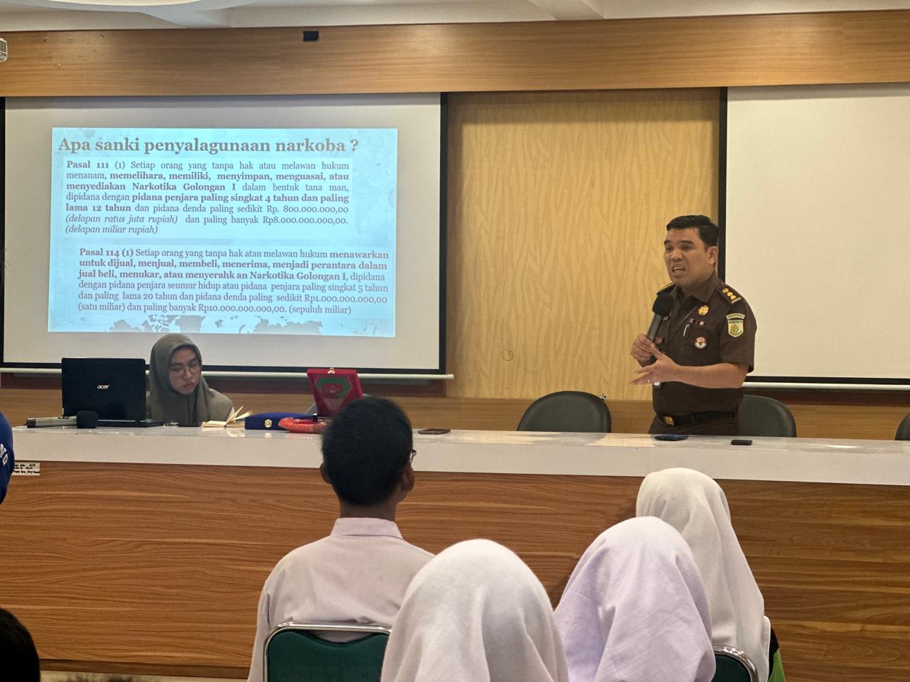 IMG-20240306-WA0018 Luhkum di SMK N 7 Medan, Jaksa Kejati Sumut Ajak Siswa Hindari Narkoba dan Bijak Dalam Bermedia Sosial, Deempatbelas.com