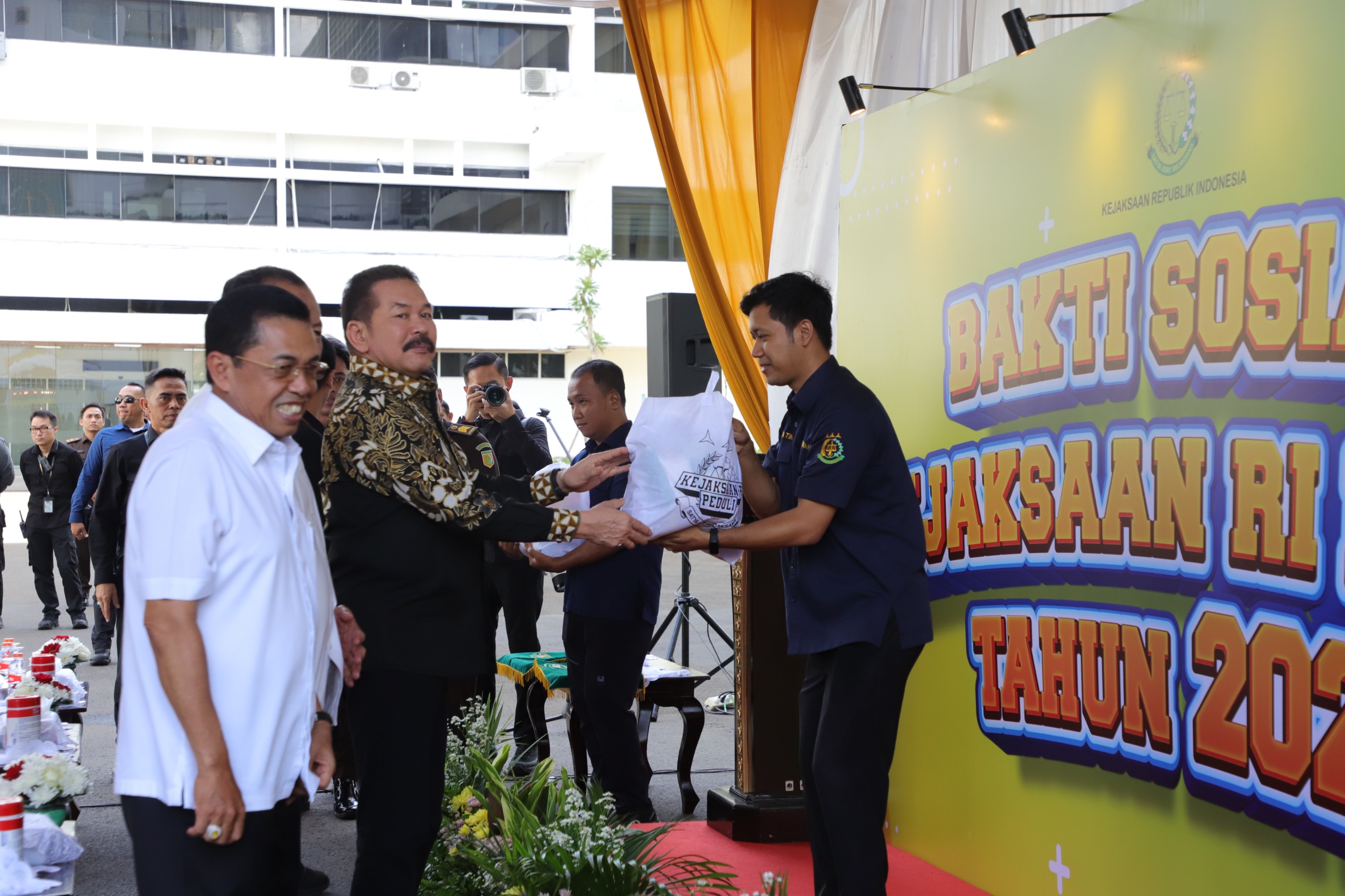 IMG-20240307-WA0011 Jaksa Peduli, Salurkan 5600 Paket Sembako Bagi Masyarakat Umum dan Pegawai Kejaksaan Agung, Deempatbelas.com