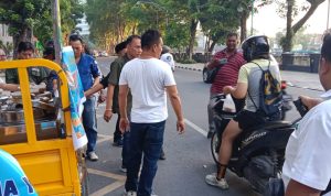 Jumat Berkah Bulan Ramadhan, Wartawan Unit DPRD Medan Bersama YLMI Bagi Takjil kepada Pengguna Jalan, , Deempatbelas.com
