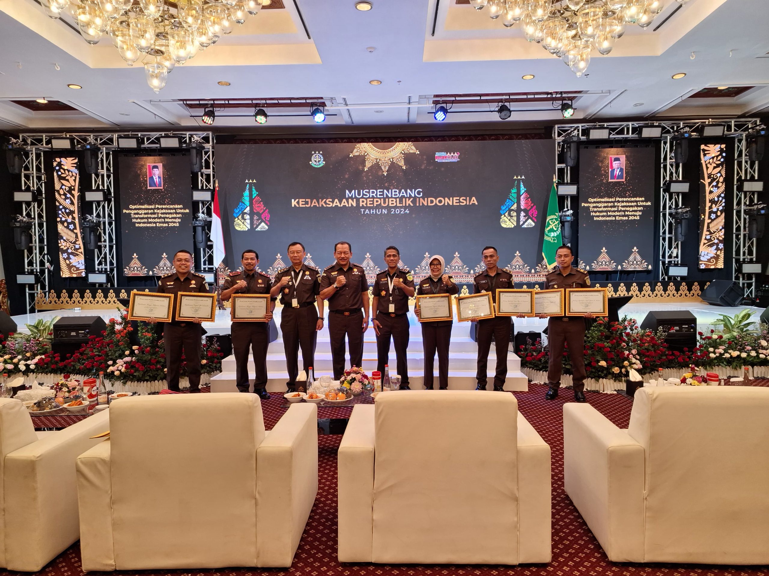 JAM-Pembinaan Dr. Bambang Sugeng Rukmono Berikan Penghargaan Bagi Satker Kejaksaan Dengan Nilai Kerja Anggaran (NKA) Terbaik Tahun 2023&nbsp;, Deempatbelas.com