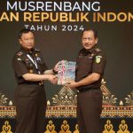 JAM-PEMBINAAN DR. BAMBANG SUGENG RUKMONO BERIKAN PENGHARGAAN BAGI SATKER KEJAKSAAN DENGAN NILAI KERJA ANGGARAN (NKA) TERBAIK TAHUN 2023 