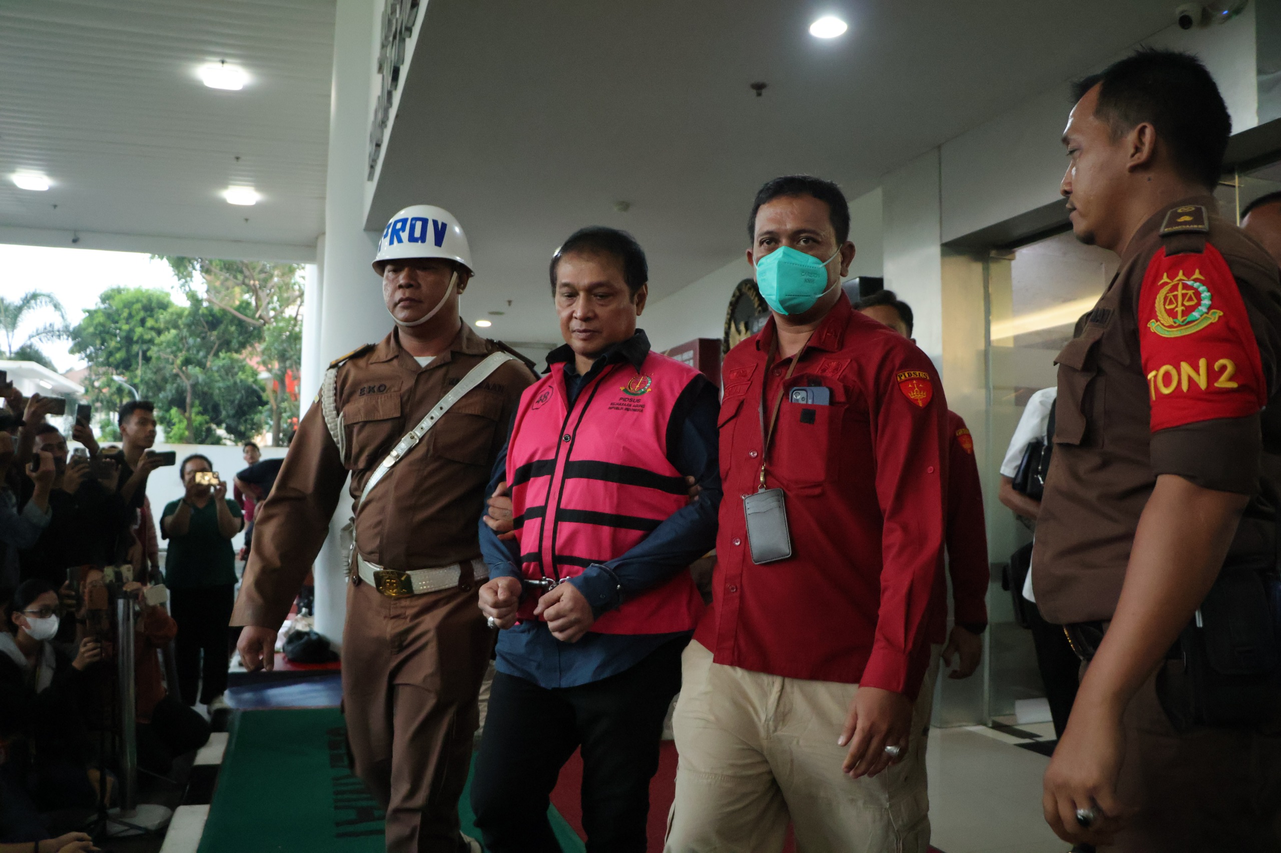 Tersangka RR Kepala Kanwil Bea Cukai Riau   Mem-backing Penyelundupan Gula Dalam Perkara Impor Gula PT SMIP, Deempatbelas.com
