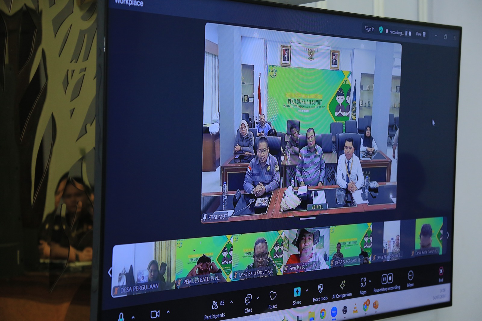 Peluncuran Inovasi Aplikasi Penjaga Kejati Sumut, Kadis PMD dan Ratusan Kepala Desa ikuti melalui Zoom, Deempatbelas.com