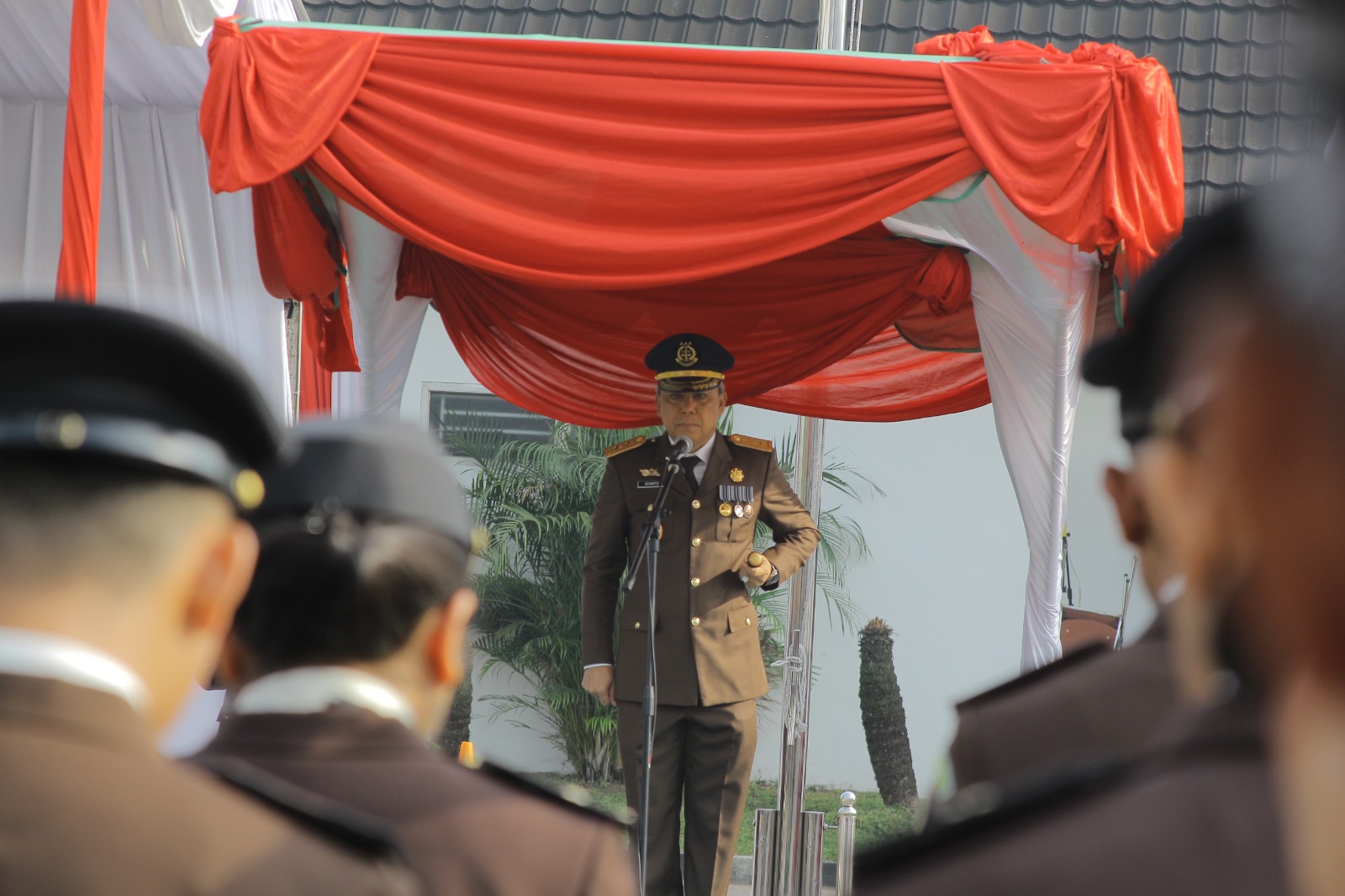 Upacara HBA ke-64, Kajati Sumut Serahkan Penghargaan Satya Lencana dan Ajak Jajaran Lakukan Evaluasi dan Introspeksi Diri, Deempatbelas.com