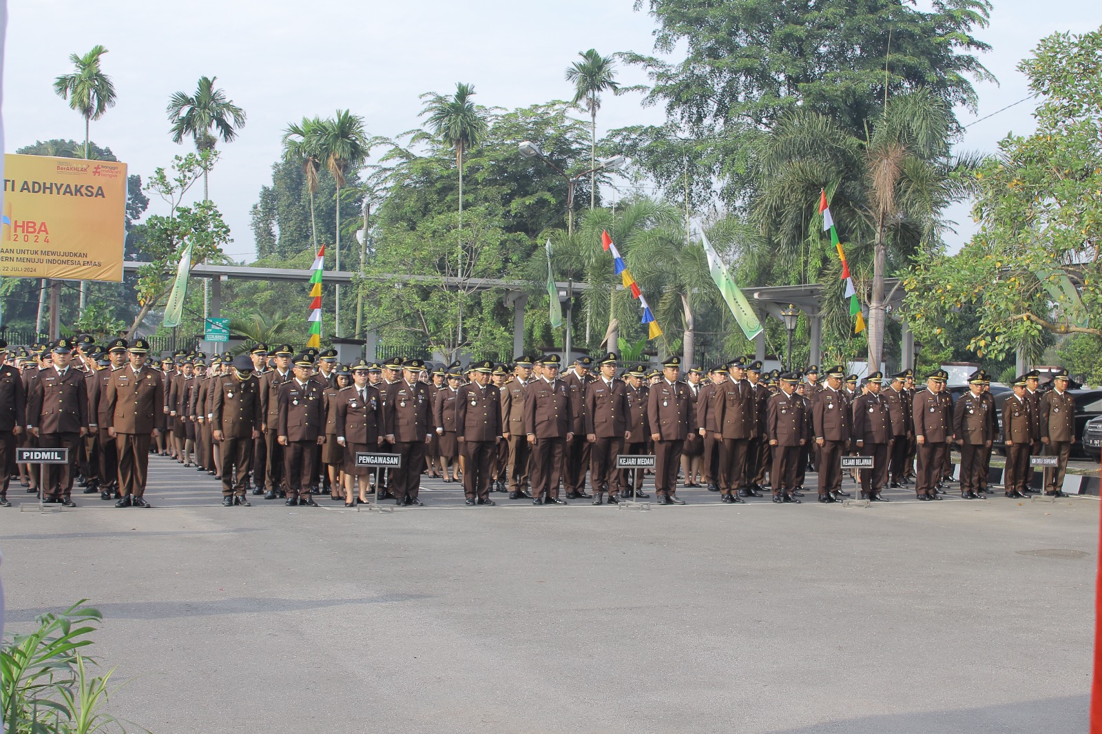 Upacara HBA ke-64, Kajati Sumut Serahkan Penghargaan Satya Lencana dan Ajak Jajaran Lakukan Evaluasi dan Introspeksi Diri, Deempatbelas.com