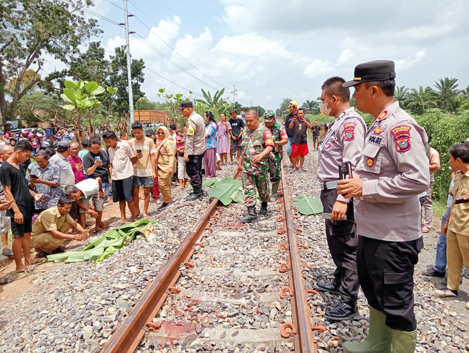 Kapolsek Indra Pura Turun Langsung ke TKP Kecelakaan Kereta Api Menewaskan Pengendara Sepeda Motor, Deempatbelas.com