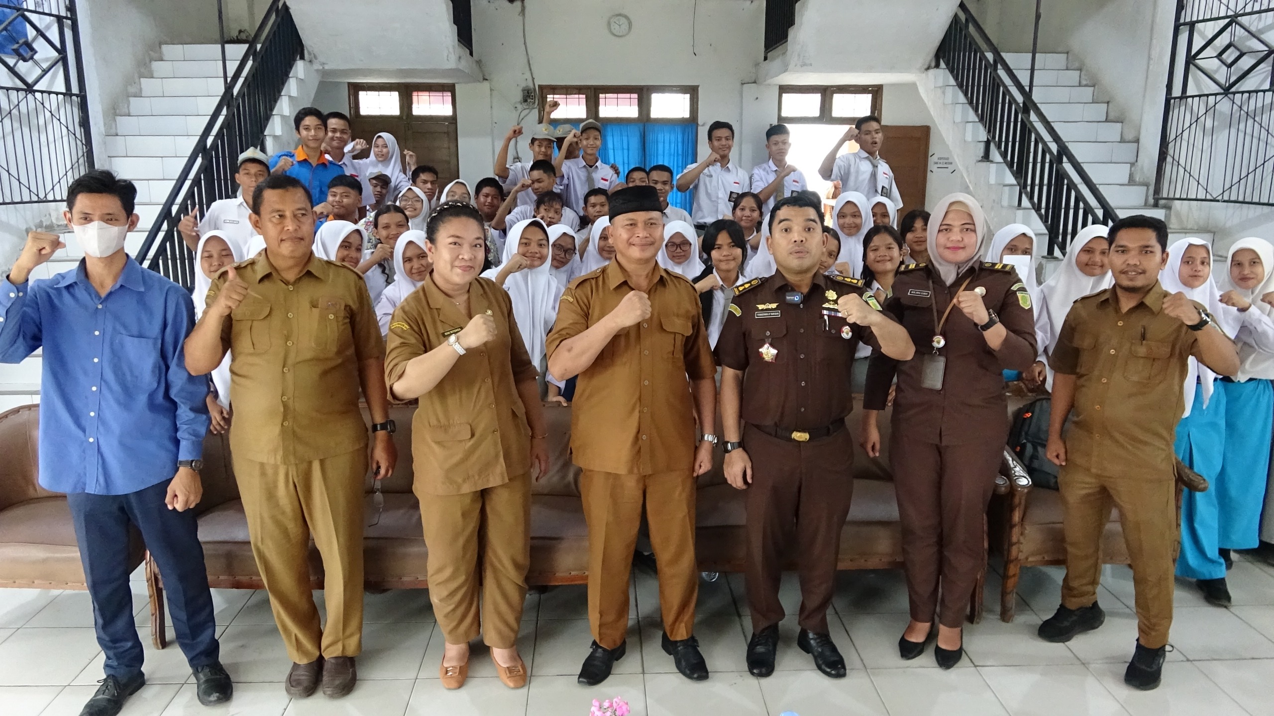 Jaksa Kejati Sumut Sampaikan Pesan &#8220;Cinta Tanah Air&#8221; Kepada Peserta Didik SMK N 13 Medan, Deempatbelas.com