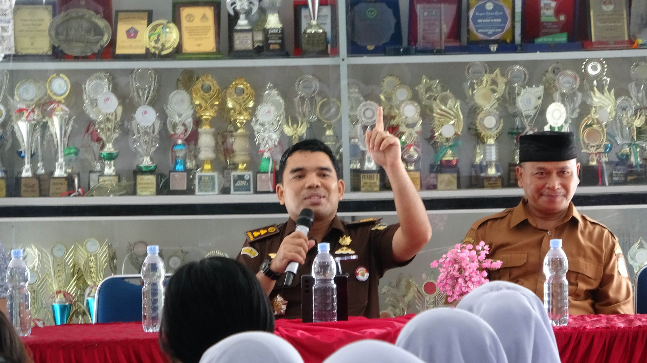 Jaksa Kejati Sumut Sampaikan Pesan &#8220;Cinta Tanah Air&#8221; Kepada Peserta Didik SMK N 13 Medan, Deempatbelas.com