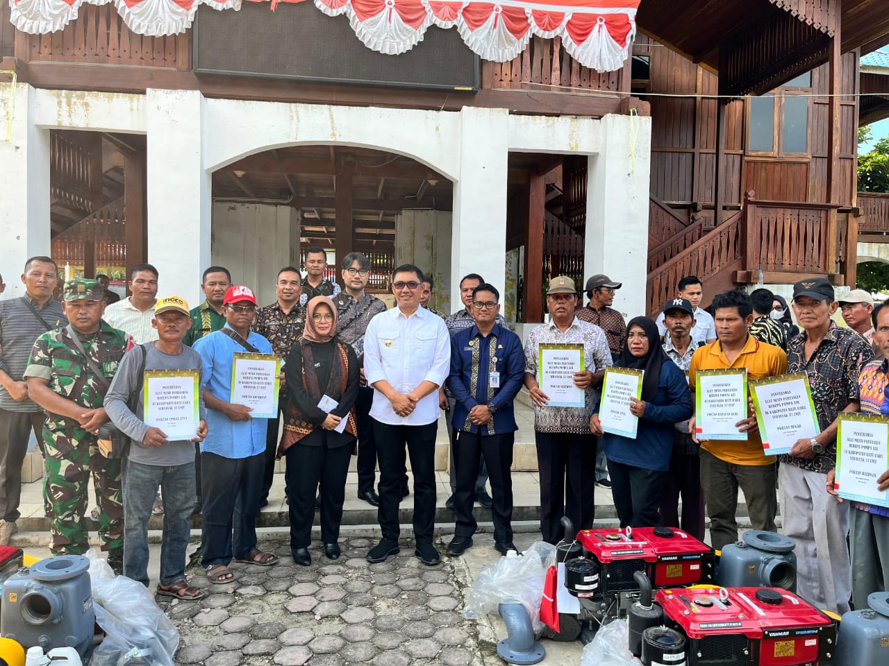 Dorong Peningkatan Produksi, PJ Bupati Batubara Bersama Dinas Pertanian Berikan Bantuan Mesin Pompa Air Kepada Petani , Deempatbelas.com