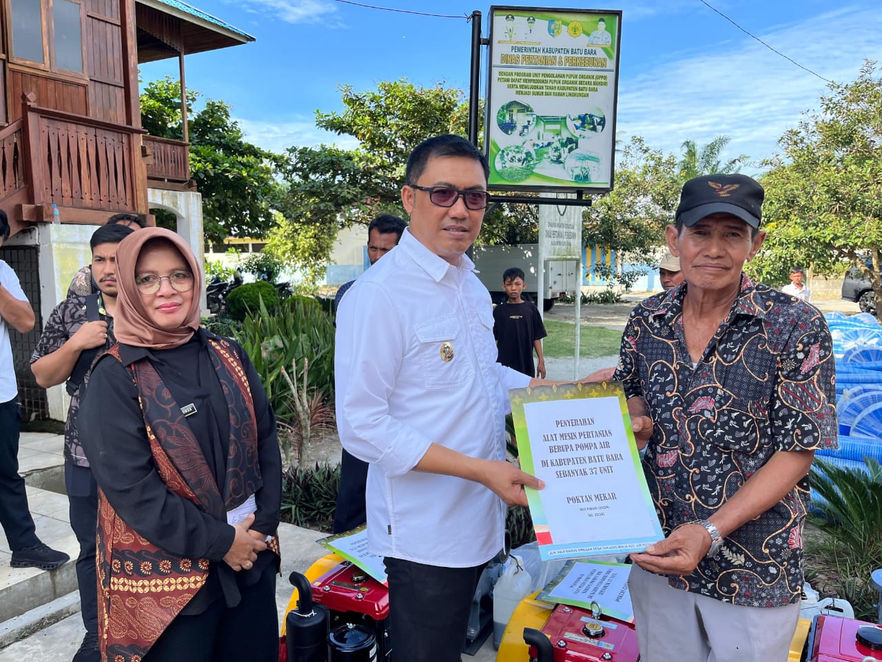 Dorong Peningkatan Produksi, PJ Bupati Batubara Bersama Dinas Pertanian Berikan Bantuan Mesin Pompa Air Kepada Petani , Deempatbelas.com