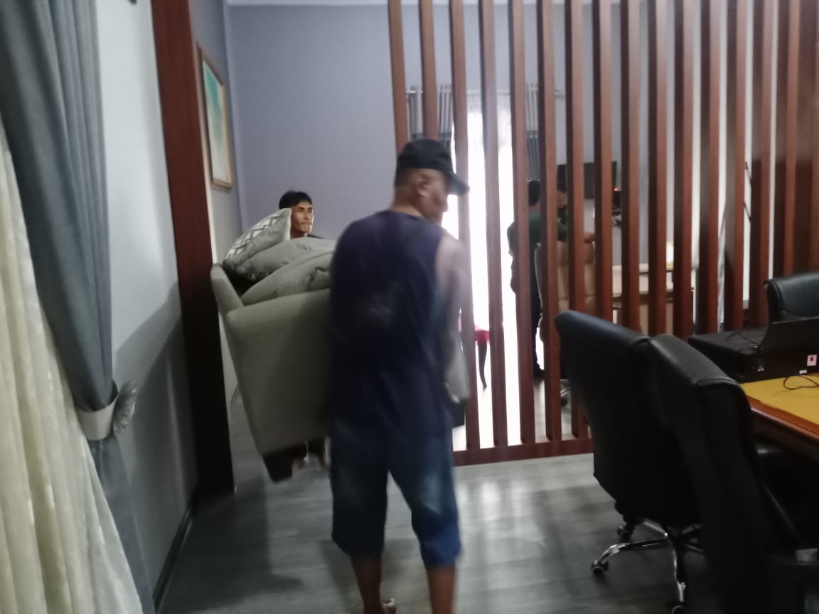 Bikin Malu! Tak Bayar Utang Barang-barang Dinas Perkim dan LH Batu Bara Disita Pemilik Toko Sinar Baru, Deempatbelas.com