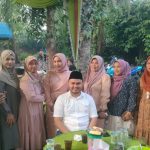 HADIRI PESTA KONDANGAN, CALON WAKIL BUPATI BATUBARA ASLAM DIKERUMUNI EMAK-EMAK MINTA SELFI