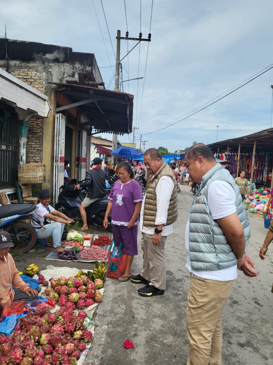 Saat Blusukan di Pasar Tradisional, Baharuddin-Syafrizal Dicurhati Pedagang Dan Diteriakin Nomor Dua Bahagia Saza, Deempatbelas.com