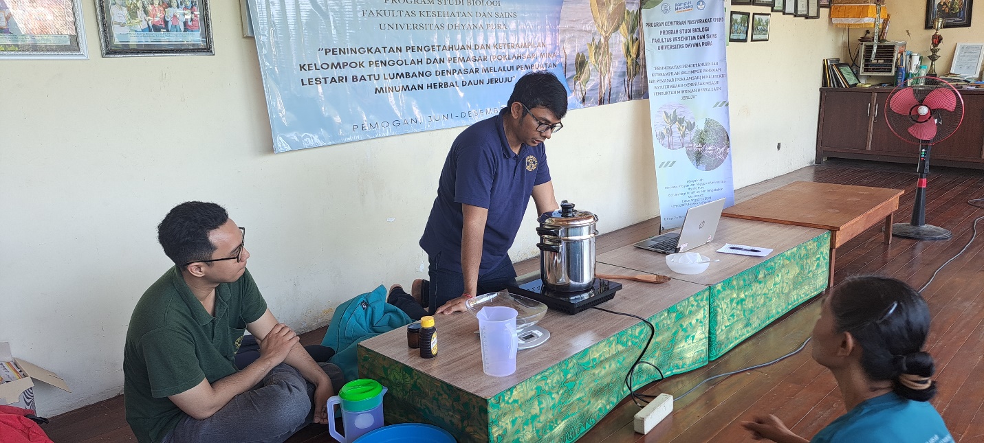Tim PKM Program Studi Biologi Undhira Melakukan Pendampingan Pembuatan Minuman Herbal Berbahan Dasar Mangrove Kepada POKLAHSAR Mina Lestari, Deempatbelas.com