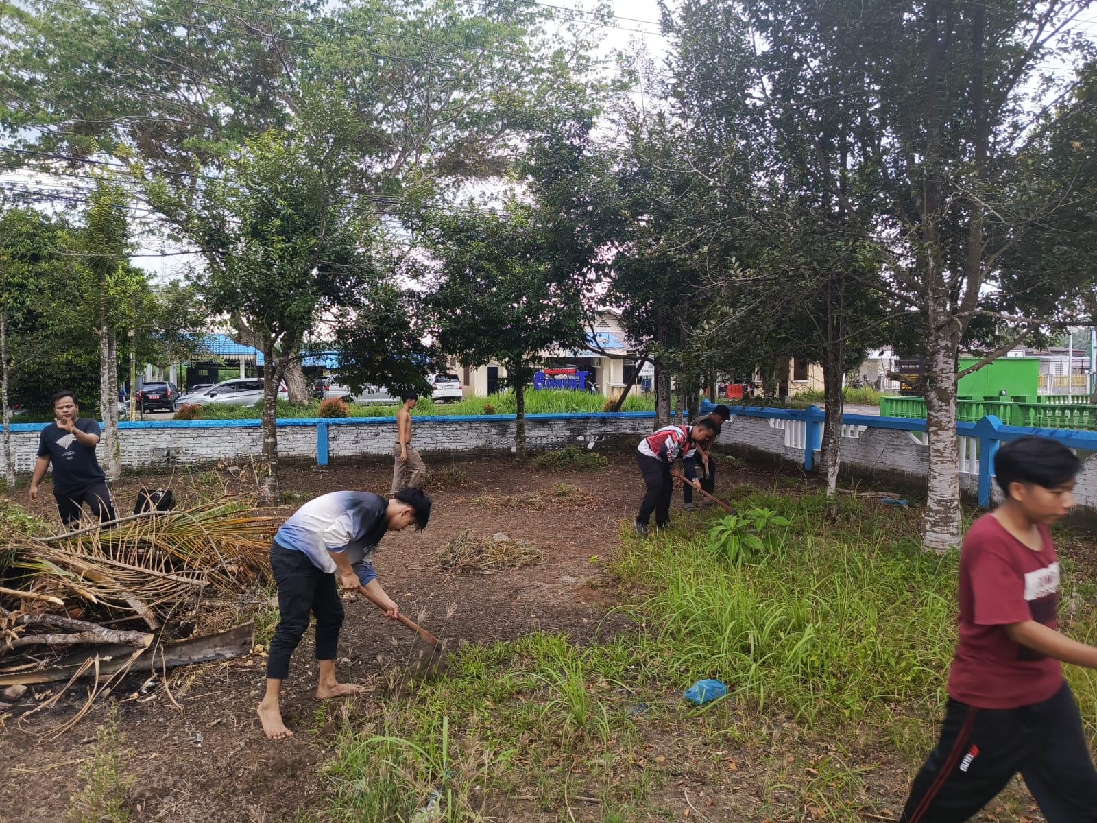 Jelang Ramadhan Forum Aliansi Muda Mudi Lima Puluh Gotong Royong Bersihkan Lokasi Pemakaman , Deempatbelas.com