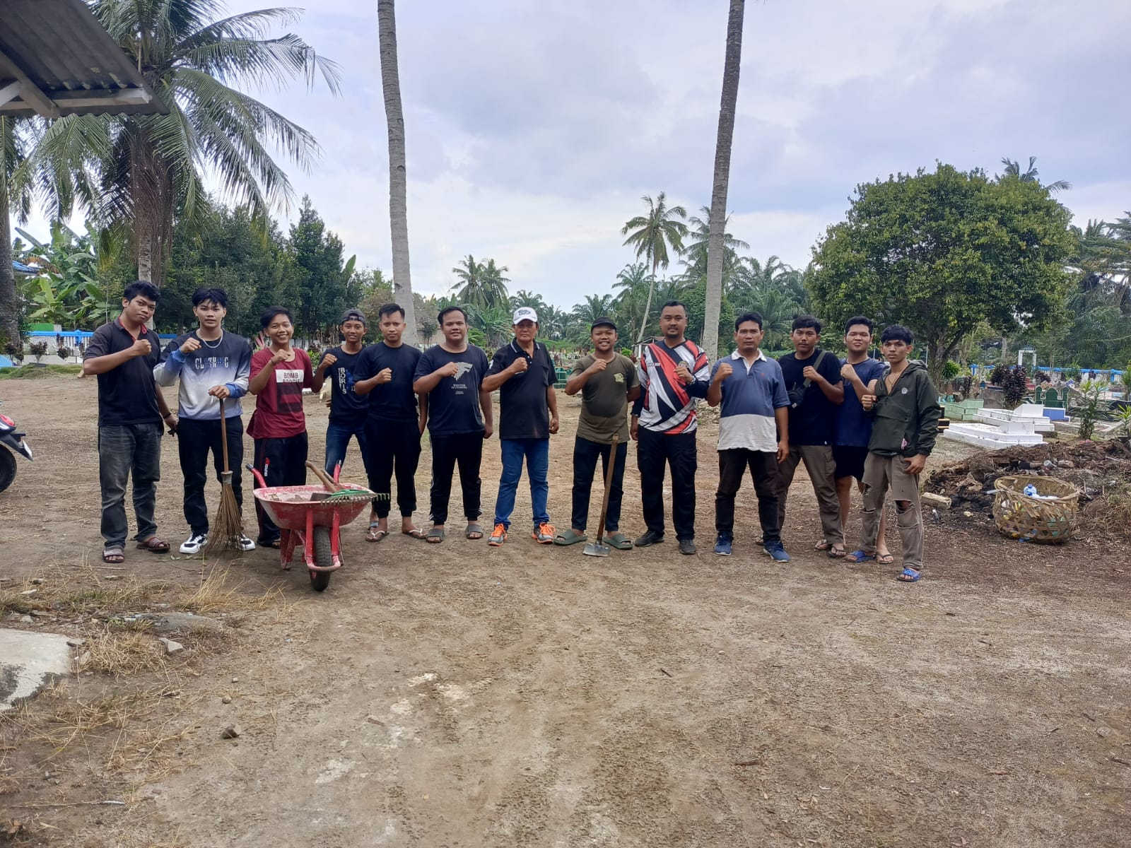 Jelang Ramadhan Forum Aliansi Muda Mudi Lima Puluh Gotong Royong Bersihkan Lokasi Pemakaman , Deempatbelas.com