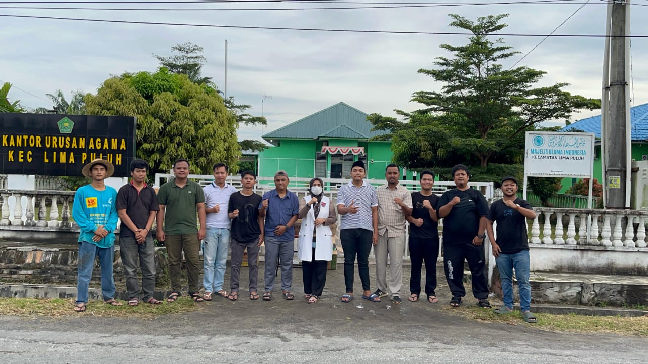 Jumat Berkah, Aliansi Muda Mudi Limapuluh Berbagi Takjil Kepada Pengguna Jalan, Deempatbelas.com