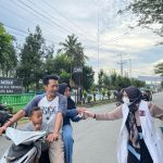 JUMAT BERKAH, ALIANSI MUDA MUDI LIMAPULUH BERBAGI TAKJIL KEPADA PENGGUNA JALAN