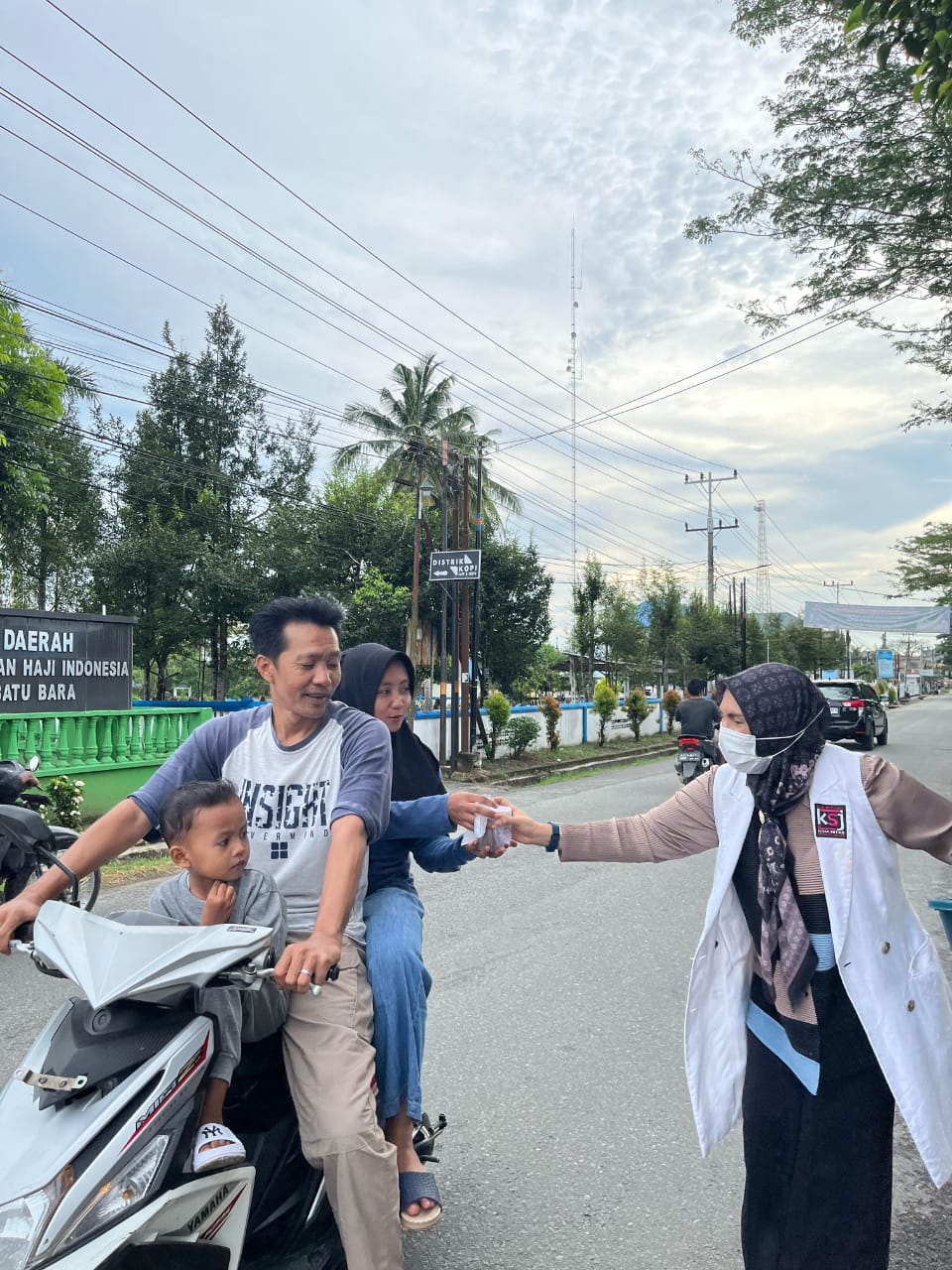Jumat Berkah, Aliansi Muda Mudi Limapuluh Berbagi Takjil Kepada Pengguna Jalan, Deempatbelas.com
