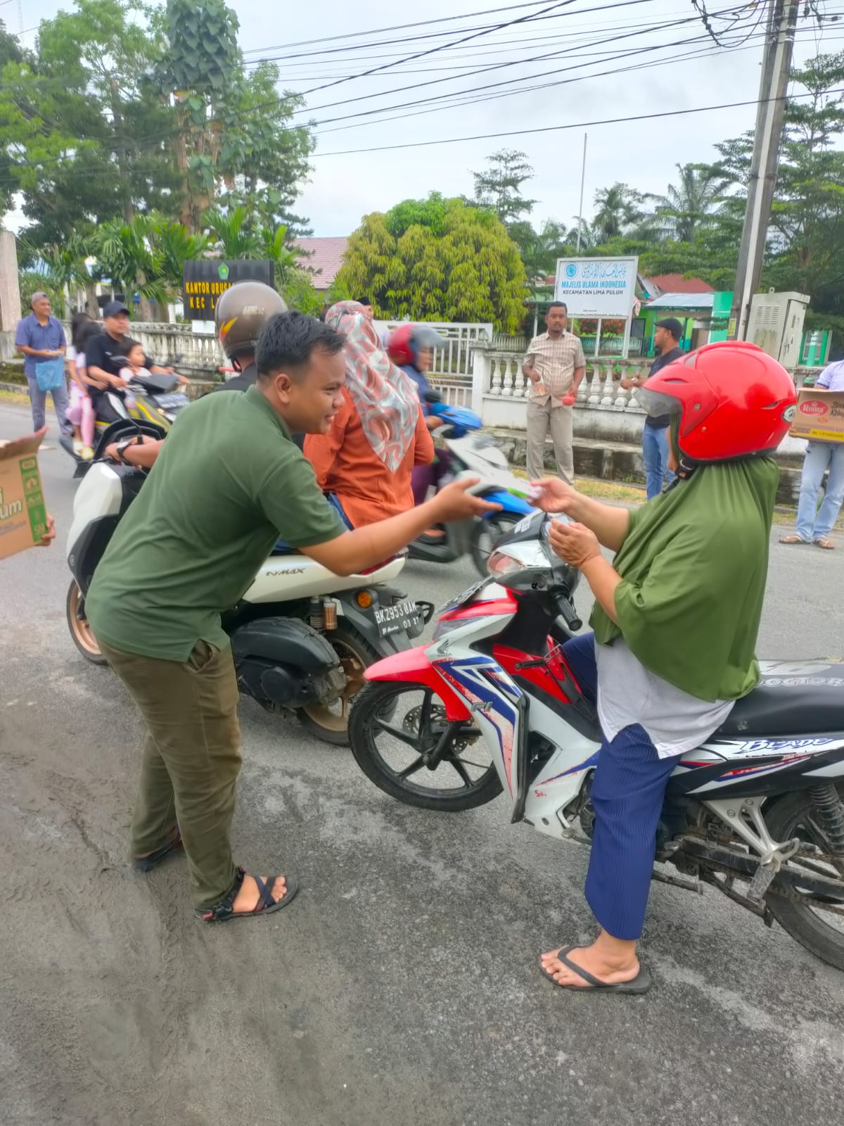 Jumat Berkah, Aliansi Muda Mudi Limapuluh Berbagi Takjil Kepada Pengguna Jalan, Deempatbelas.com