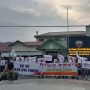BERBAGI TAKJIL DI DEPAN MARKAS KODIM 02/01 CARA KORSA MENDUKUNG UU TNI