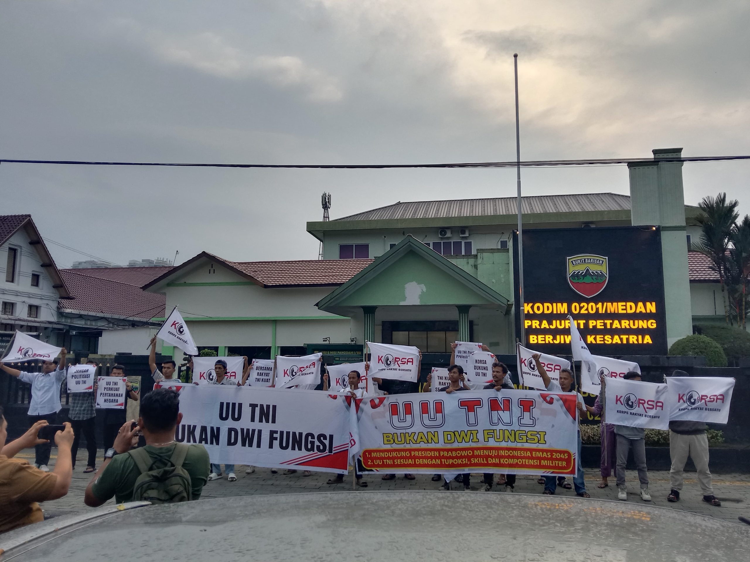 Berbagi Takjil di Depan Markas Kodim 02/01 Cara KORSA Mendukung UU TNI, Deempatbelas.com