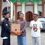 BERKAH RAMADHAN, LSM KCBI BERASTAGI BAGIKAN TAKJIL DI SEJUMLAH MASJID 