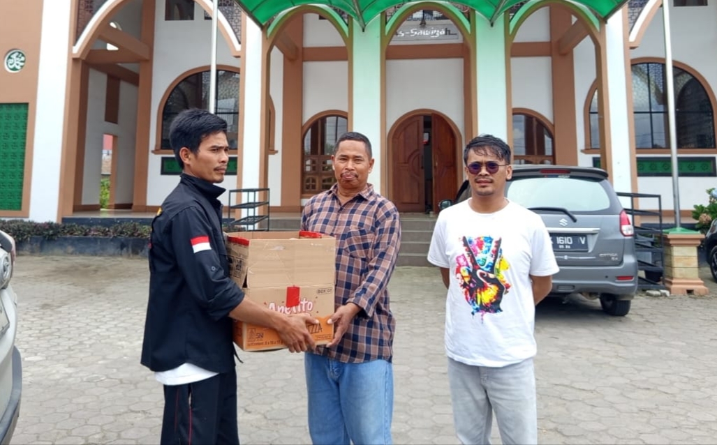 Berkah Ramadhan, LSM KCBI Berastagi Bagikan Takjil di Sejumlah Masjid , Deempatbelas.com